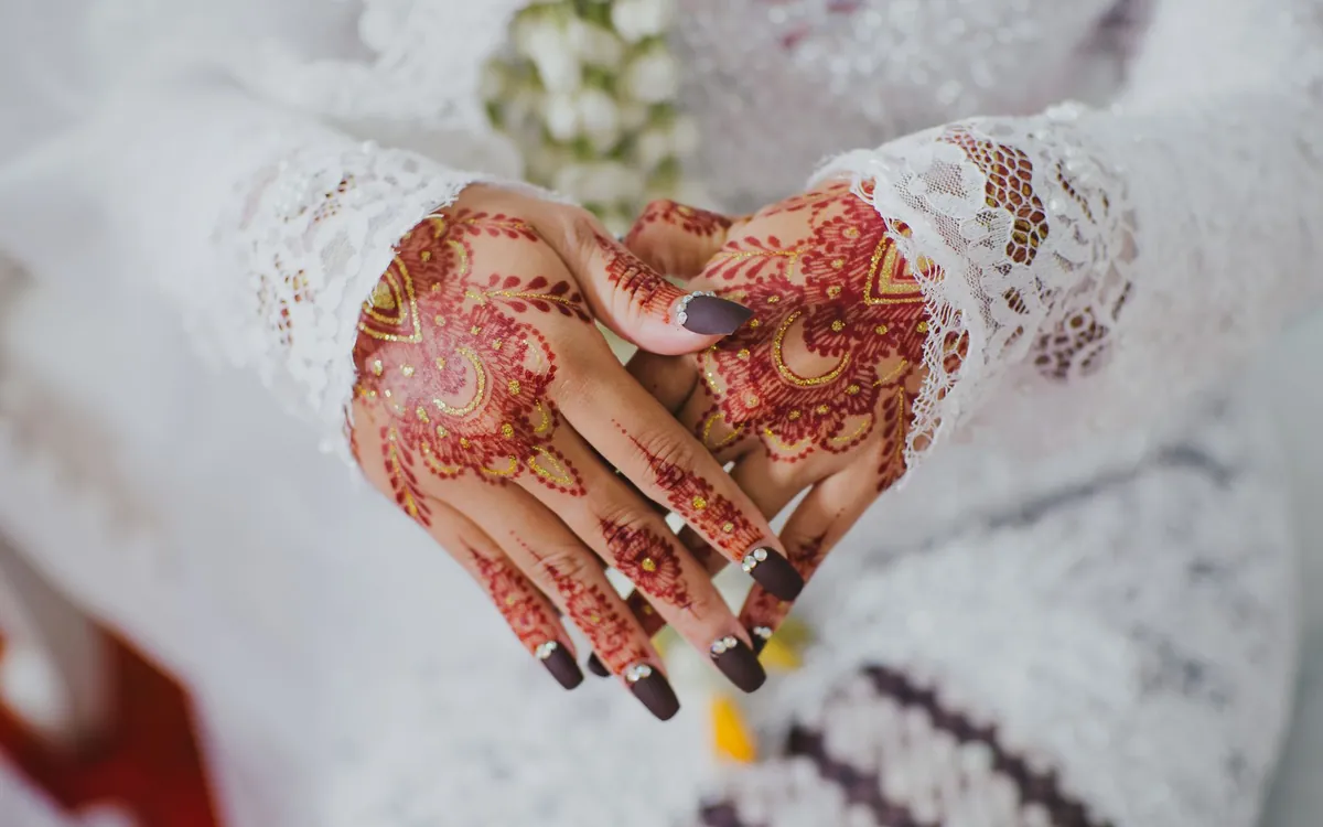 Mehndi on the bride's hands