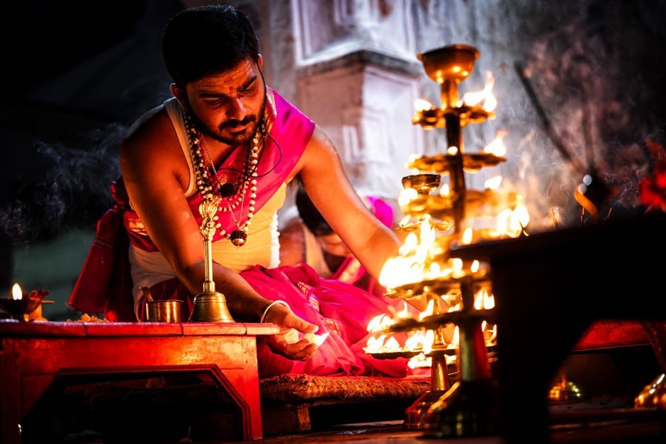A puja being performed — the setting for many Manglik dosha remedies